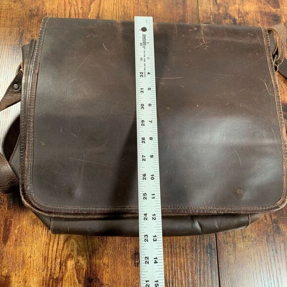 Businesstaschen von Oskar Stag Dark Brown Leather Laptop Messenger Bag - Picture 7 of 8
